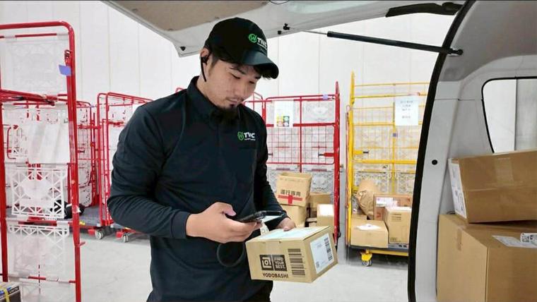 荷物をスキャンするドライバー
